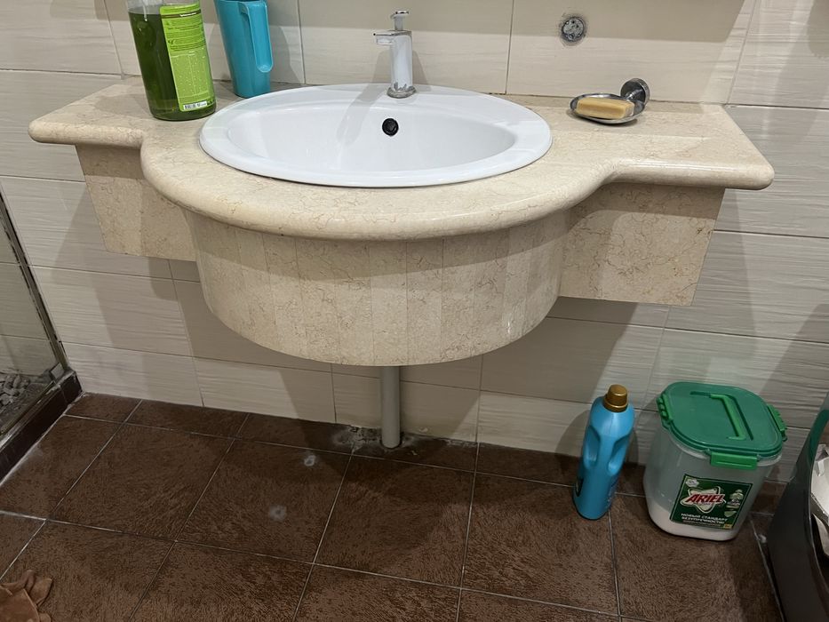 Продам столешницу мрамор с умывальником