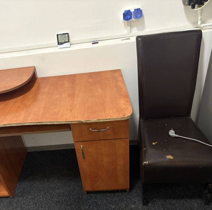 Birou second hand uzat plus scaun 130 lei