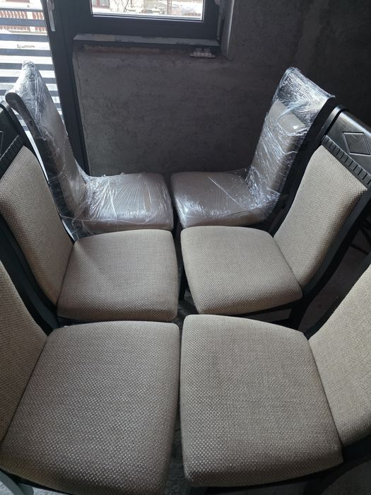 Vand scaune. 170 lei buc. Din lemn masiv.