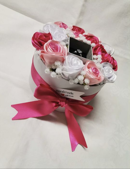 Ръчно изработени букети и декорации от сатенени рози