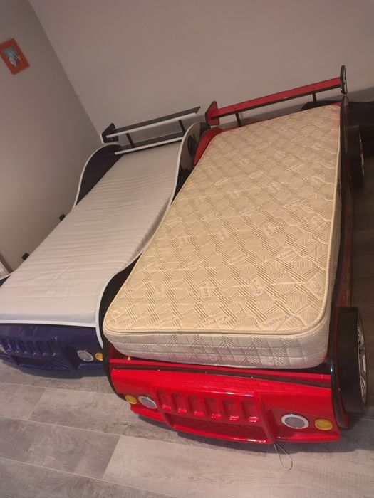Vând 2 paturi mașinuță