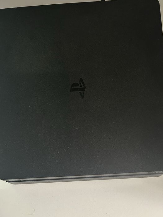 Продавам Ps4 slim 512gb