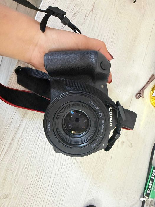 фотоаппарат canon eos r8 с объективом RF 50 mm