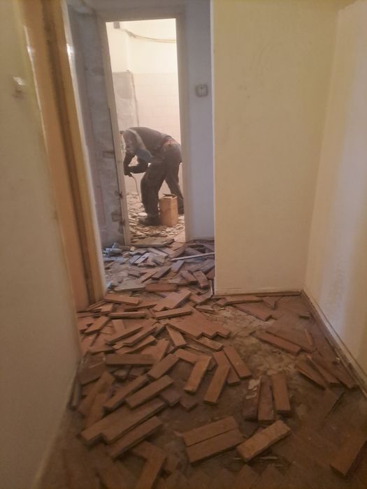 Transport moloz debarasari mobila spargem pereți mutari marfa relocari