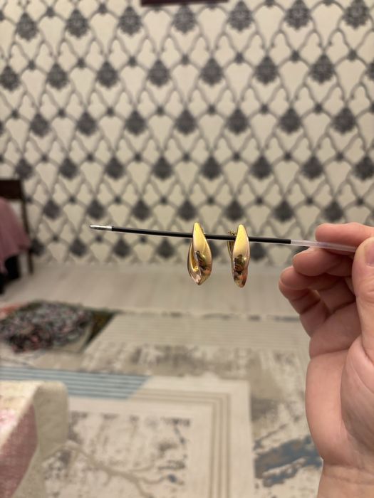 Продам золотые серьги