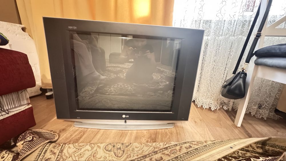 Отдам даром телевизор с подставкой