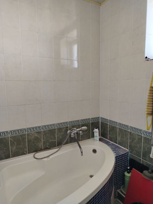 Шахар марказида 4 этажли уйни 4-этажида 4 хонали квартира сотилади.