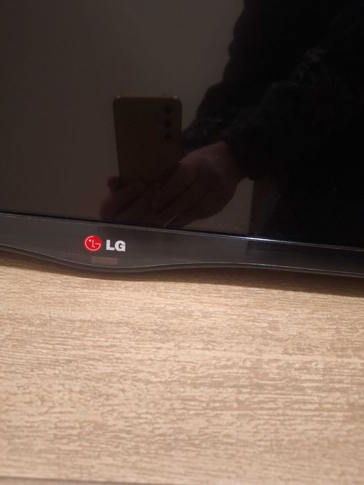 Продавам телевизор LG 42"smart,full HD