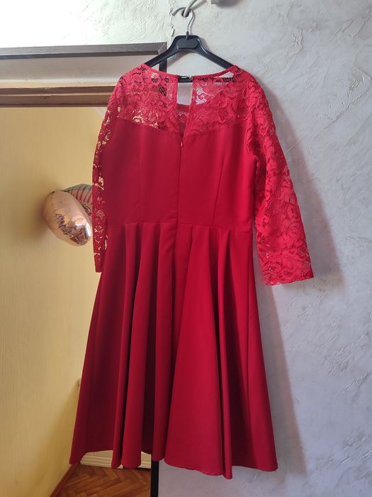 Платье женское красного цвета