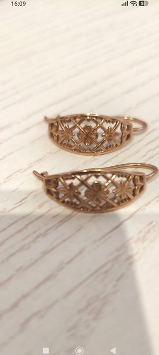 Продам золотые серьги