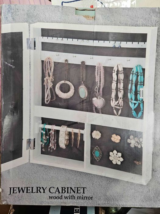 Огледало- шкаф за бижута