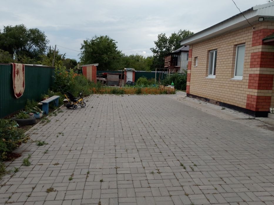 Жер үи сатылады или 3 бөлмелі этаж үиге ауыстырамыз .Үи 110кв ,м экато