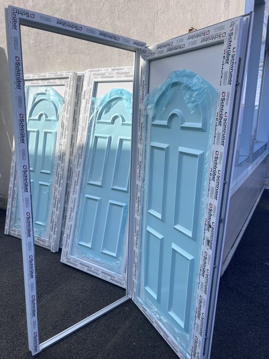 Входни ПВЦ врати външна бяла златен дъб