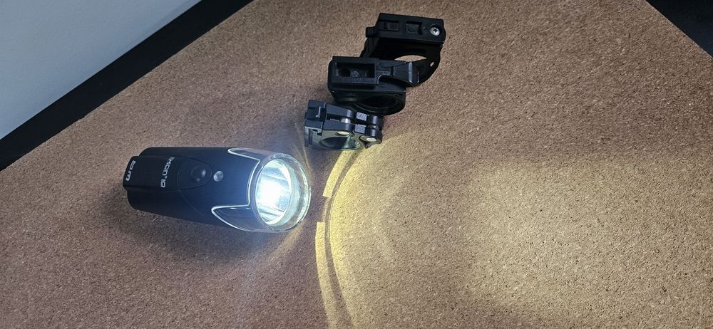 Far lumini bicicleta Busch & Müller IXON IQ