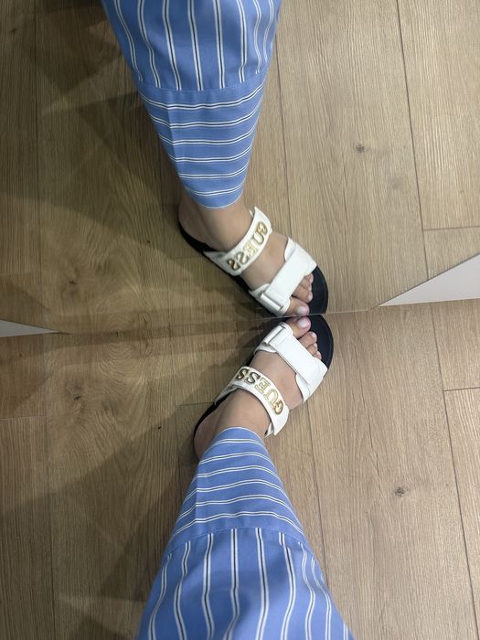 Новые сандали  Guess, белые