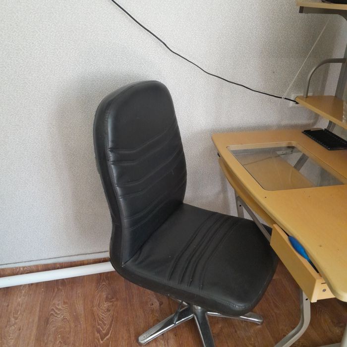 Продется  компьютерные стол и кресло