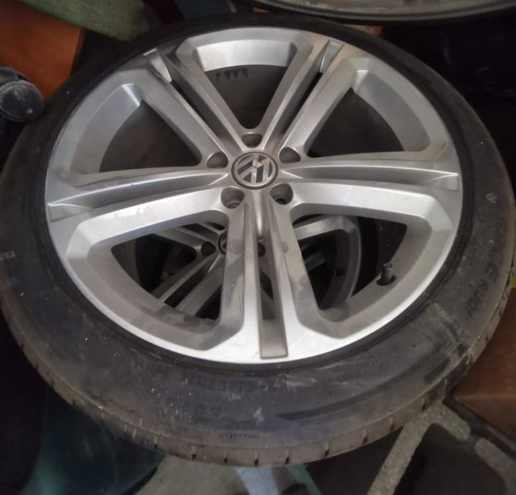 vând 4 roti de vw Tiguan.