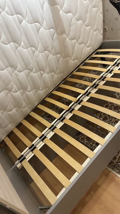 Кровать с матрасом