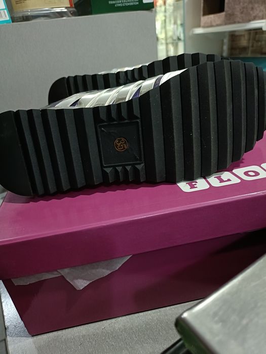 Продам кроссовки женские