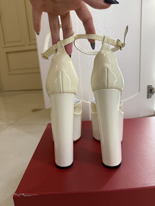 Налични дамски обувки на висок ток Valentino 37 размер