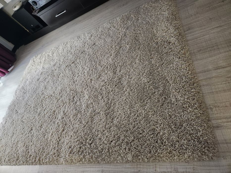 Vand 2 covoare alb/bej 140/200 fir mediu