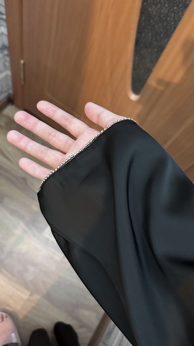 Черное атласное платье