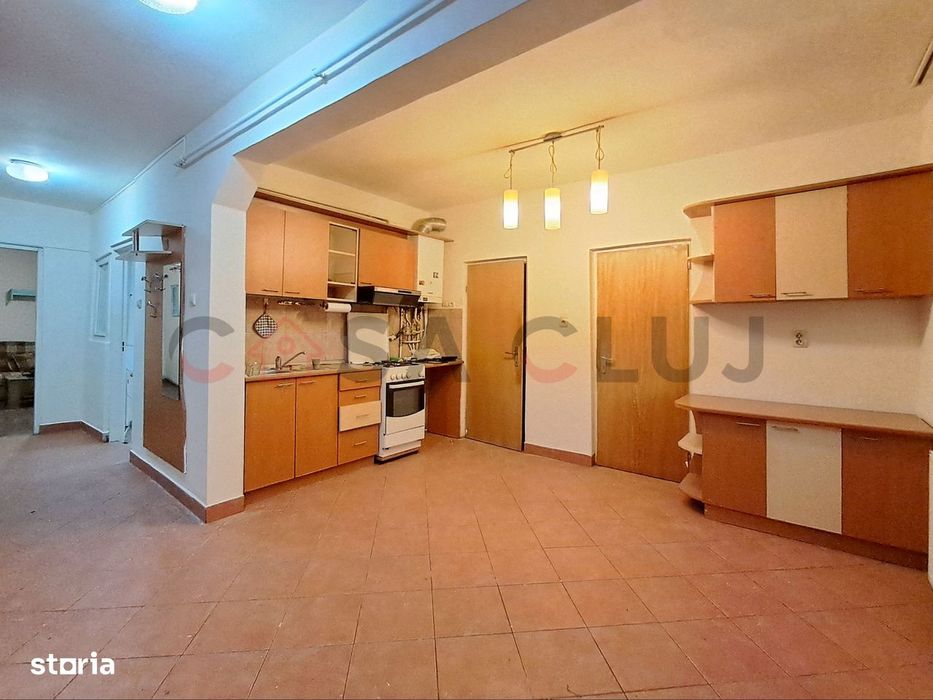 Casă calcan, Curte,  grădină, Iris!!