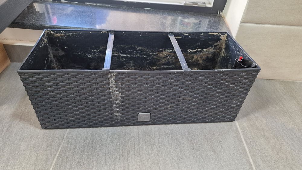 Ghiveci cu sistem irigare