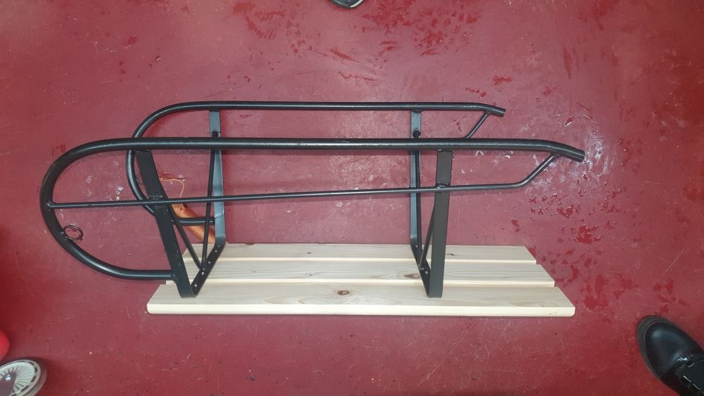 Sanie din fier cu sezut din lemn