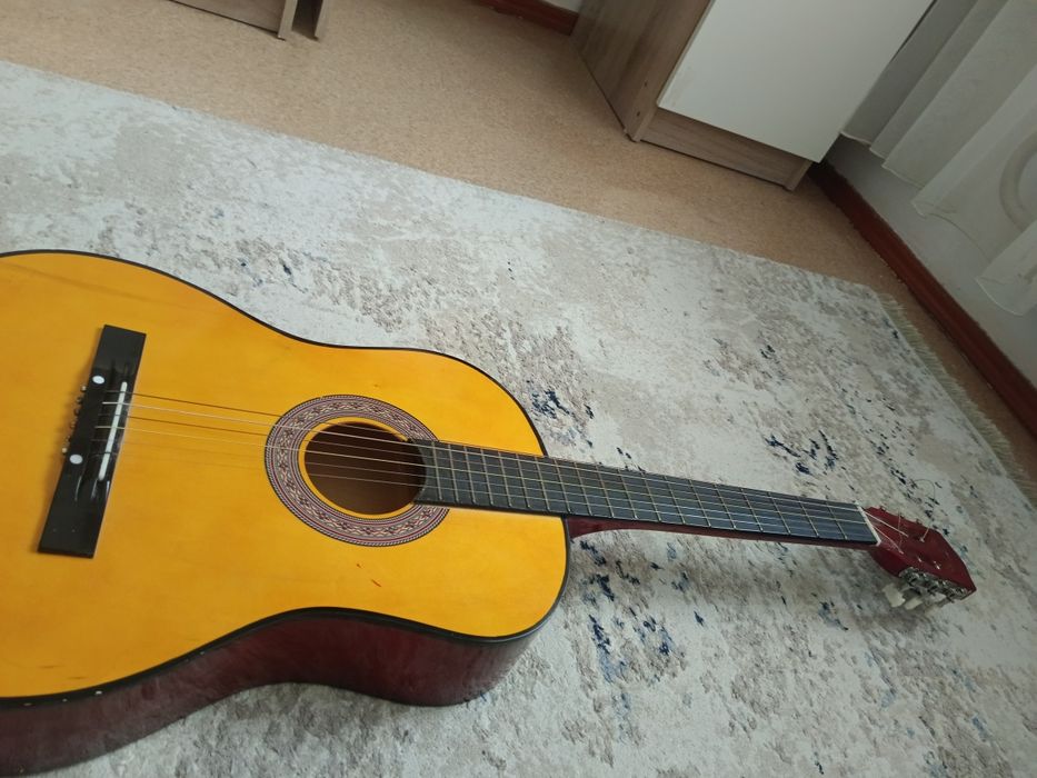 Гитара в хорошем состоянии