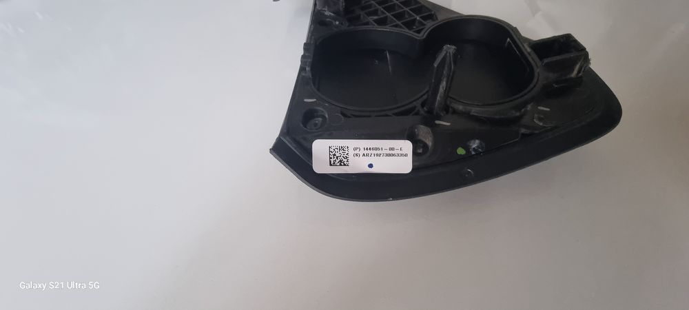 Порт за зареждане на ТЕСЛА модел 3