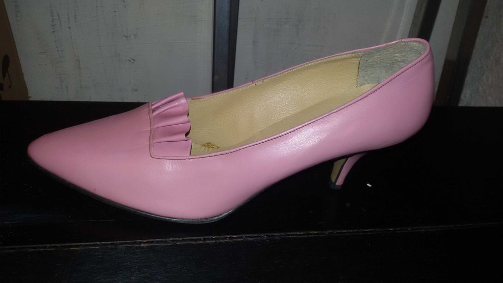 Продавам 2 чифта обувки