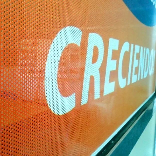 Широкоформатная печать на перфорированной пленке