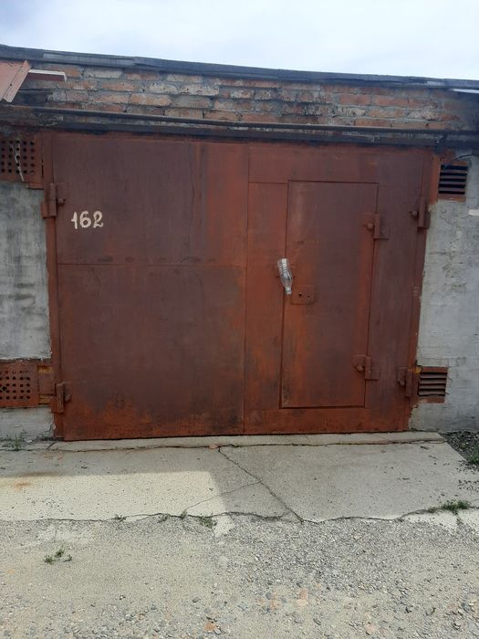 кирпичный гараж.