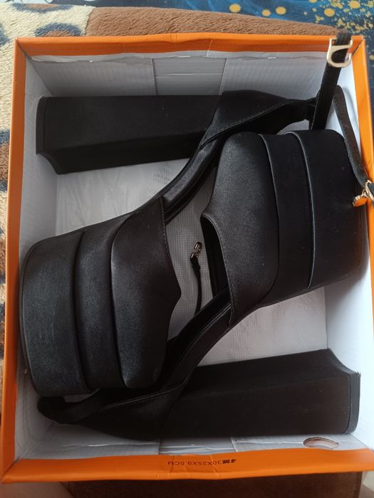 Продам женские туфли , возможен небольшой торг