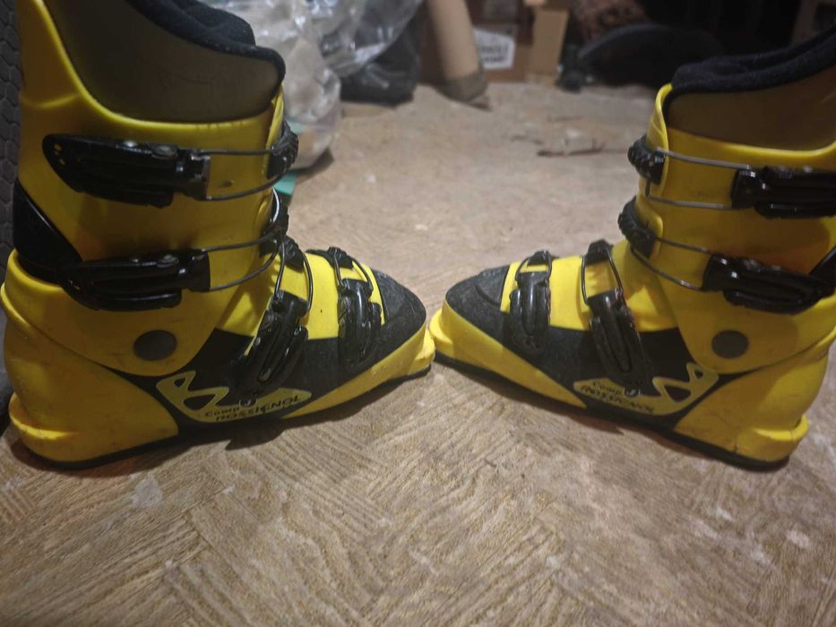 Schi / ski echipament complet copii schiuri Atomic clapari Rossignol casca Scott
