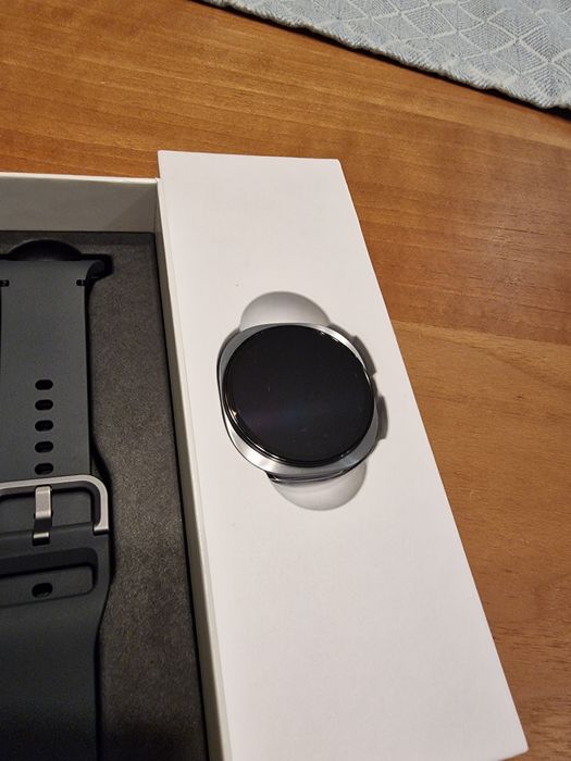 Чисто нов смарт часовник Samsung Galaxy Watch8 40mm с кутия