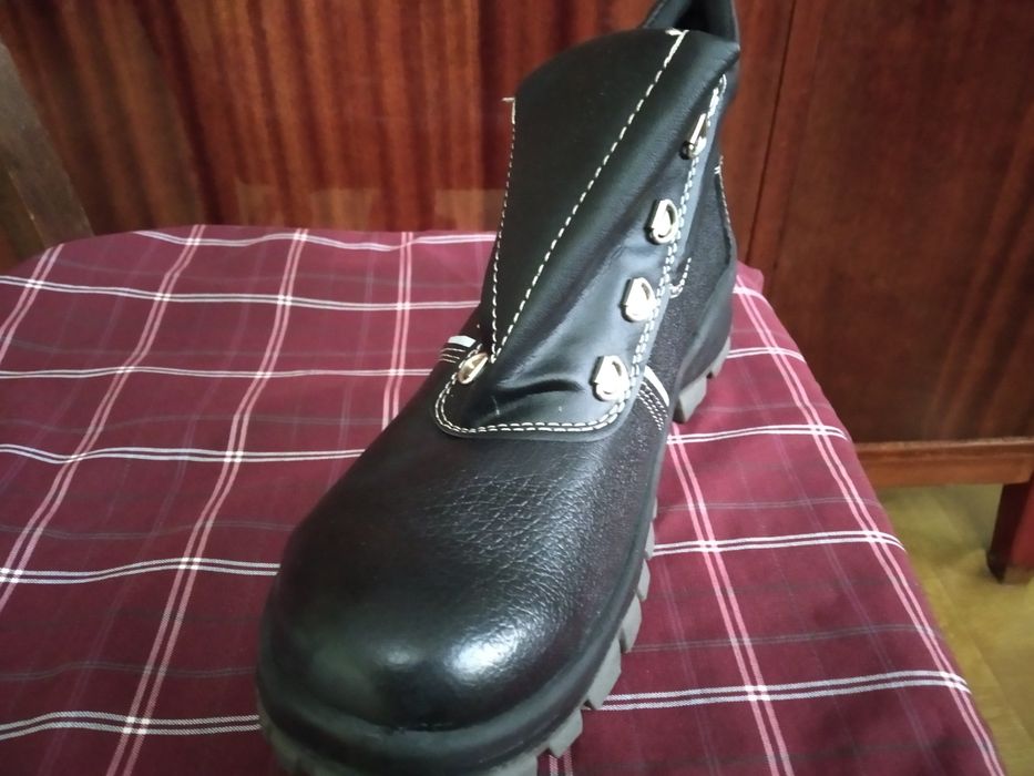 Ботинки новые, хорошие.