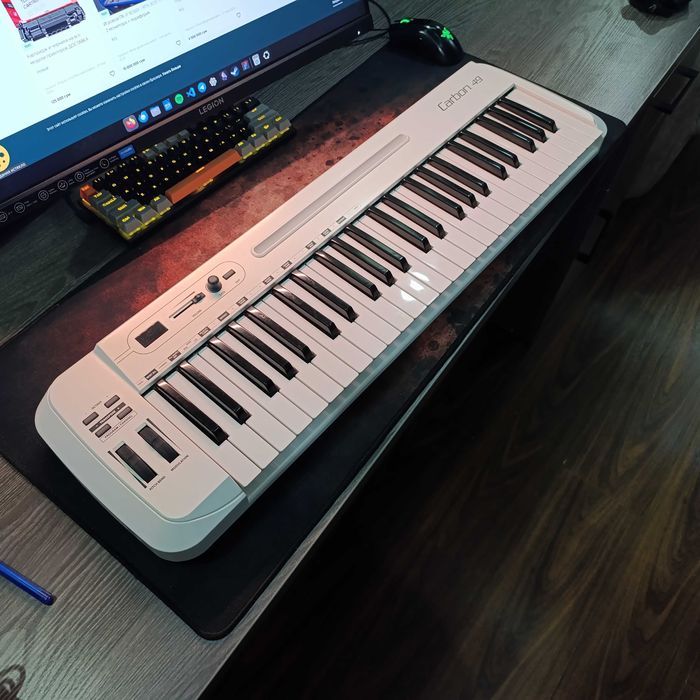 Carbon 49 midi klavish