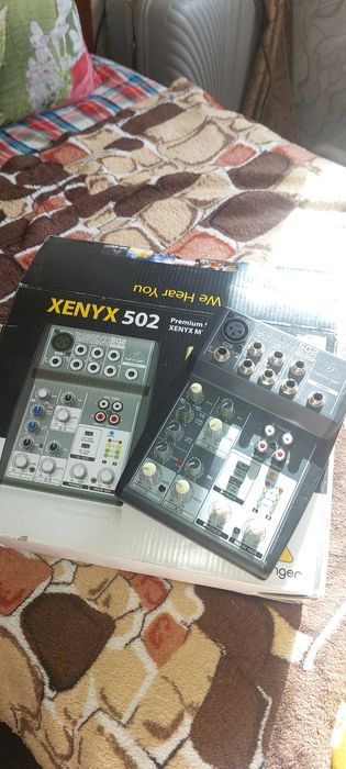 Микшерный пульт behringer