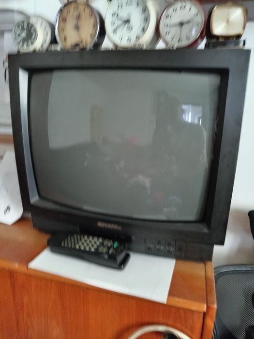 Vând comodă, fotolii, măsuțe, televizor, impecabile