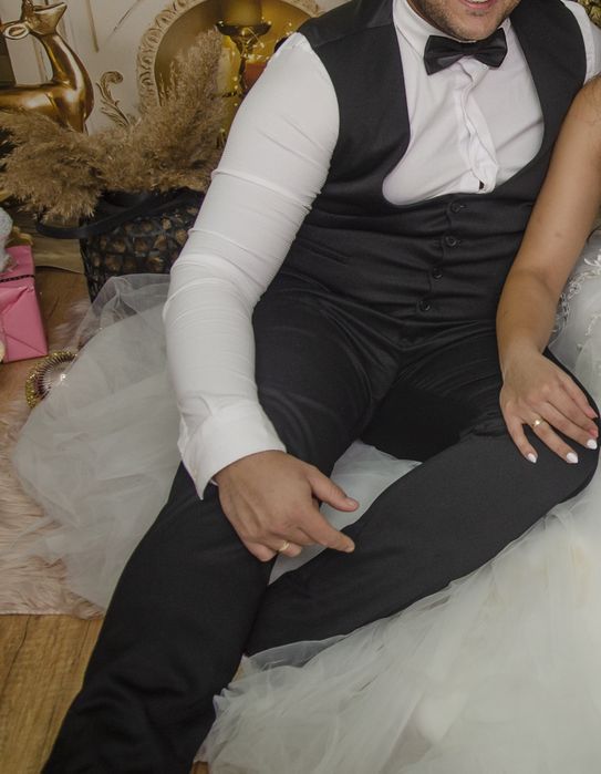 Костюм съдържащ панталон риза елек сако и обувки