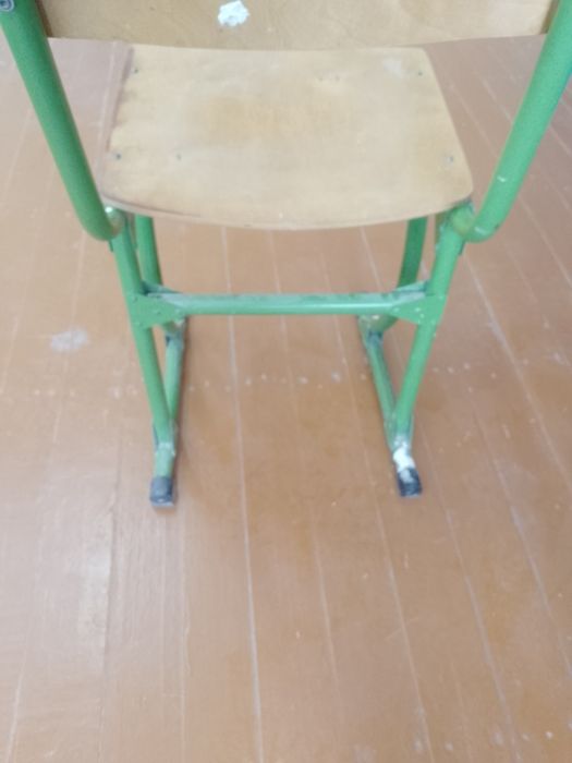 Sotiladi srochno arzon narxda.Parta va stul