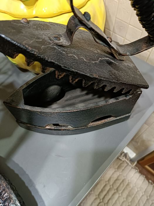 Старинный калильный утюг