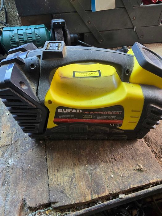 Продавам мини компресор за кола,караван,кемпер или джип.