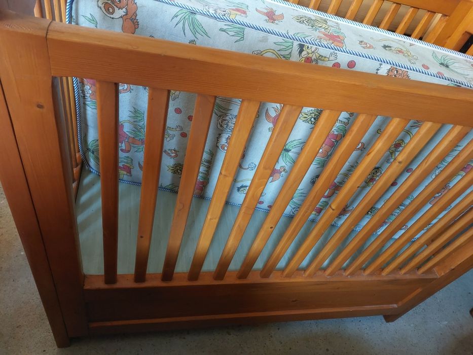 Vând pat bebe lemn masiv