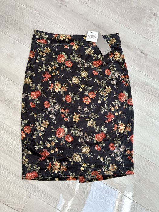 Fustă Orsay, mărimea 36, nouă cu etichetă – material catifelat, floral