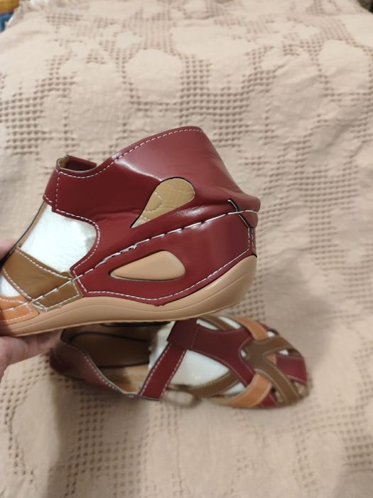 Продаю новые женские сандалии