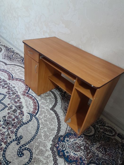 Продается письменный и компьютерный стол в хорошем состоянии