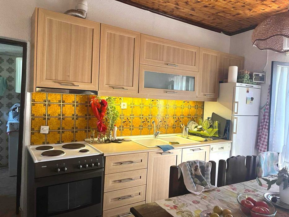 Продава двуетажна къща 75 м2 и двор 400 м2 в Аспровалта, Гърция